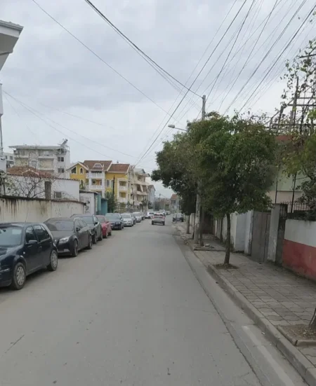 Tirane, jepet me qera magazine Kati 0, 130 m² 750 € (21 Dhjetori)