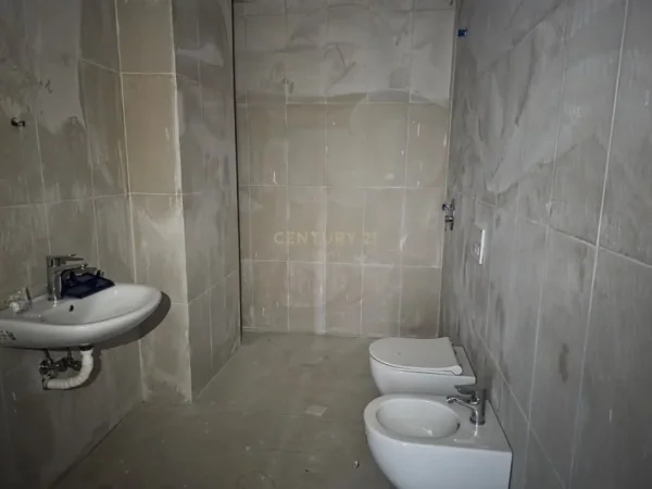 Tirane, shitet apartament 2+1 , 100 m² 165.000 € 