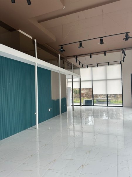 Tirane, jepet me qera lokal , 120 m² 1.200 € (don bosko)