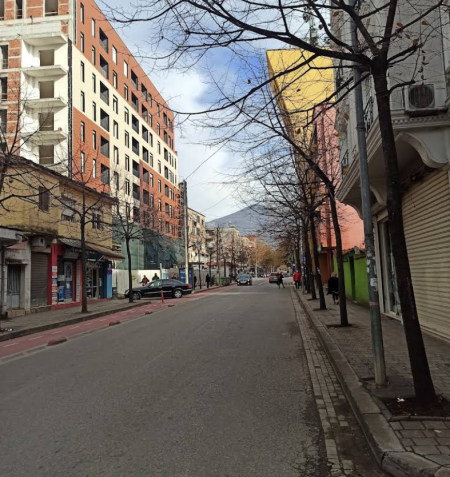 Tirane, jepet me qera ambjent biznesi Kati 0, 77 m² 500 € (hoxha tahsim)