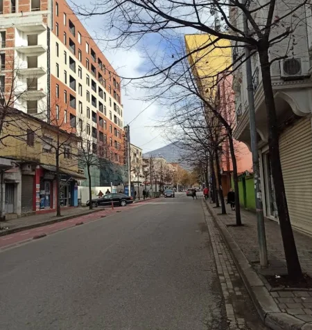 Tirane, jepet me qera ambjent biznesi Kati 0, 77 m² 500 € (hoxha tahsim)