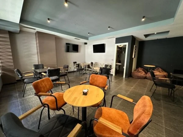 Tirane, jepet me qera ambjent biznesi , 174 m² 2.000 € 