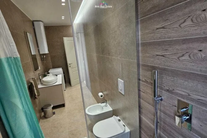 Tirane, jepet me qera 2+1+Ballkon Kati 3, 110 m² 1.300 € (Rruga e Kavajes)