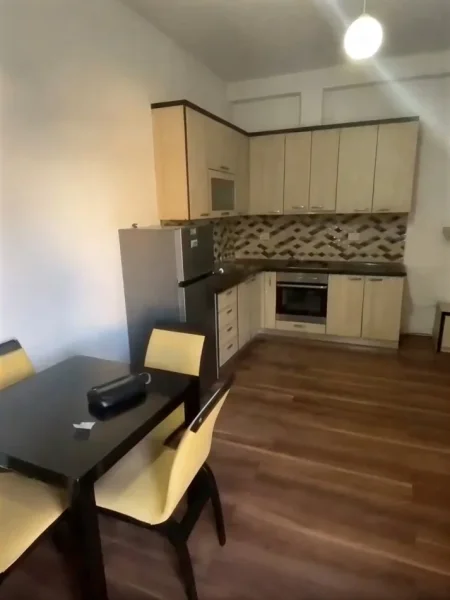 Tirane, jepet me qera apartament 1+1+Ballkon Kati 2, 56 m² 400 € (Liqeni i Thate)