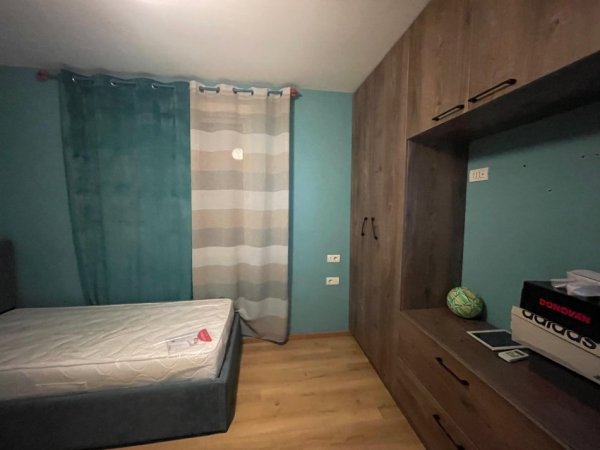 Tirane, jepet me qera apartament 3+1+Ballkon Kati 3, 500 € (Kopshti Botanik)