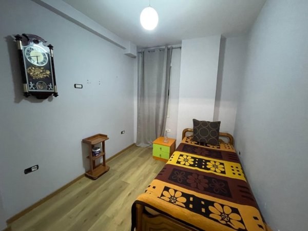 Tirane, jepet me qera apartament 3+1+Ballkon Kati 3, 500 € (Kopshti Botanik)