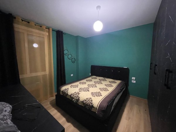 Tirane, jepet me qera apartament 3+1+Ballkon Kati 3, 500 € (Kopshti Botanik)