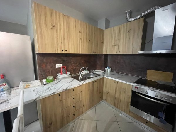 Tirane, jepet me qera apartament 3+1+Ballkon Kati 3, 500 € (Kopshti Botanik)
