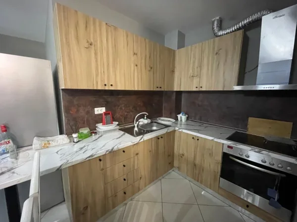 Tirane, jepet me qera apartament 3+1+Ballkon Kati 3, 500 € (Kopshti Botanik)
