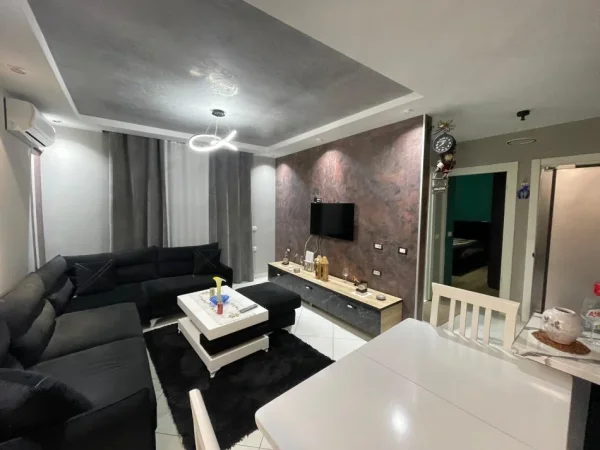 Tirane, jepet me qera apartament 3+1+Ballkon Kati 3, 500 € (Kopshti Botanik)