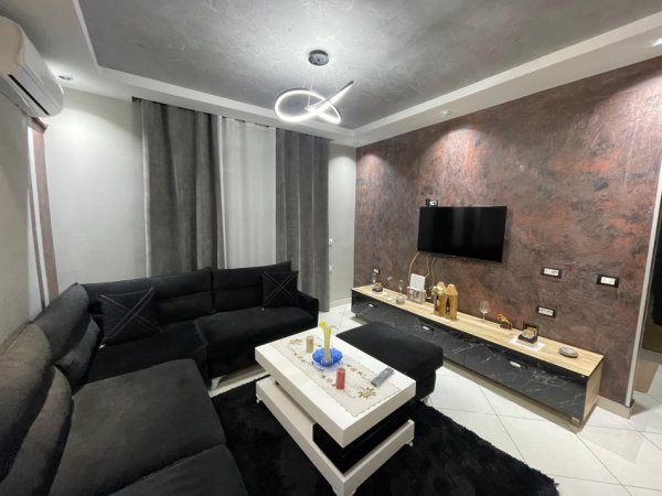 Tirane, jepet me qera apartament 3+1+Ballkon Kati 3, 500 € (Kopshti Botanik)