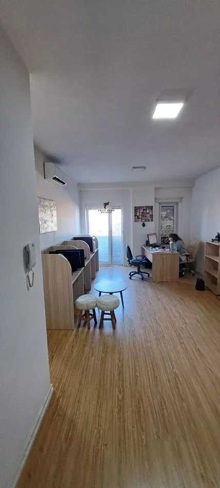 Tirane, jepet me qera apartament 2+1 Kati 4, 65 m² 550 € (stacioni i trenit)