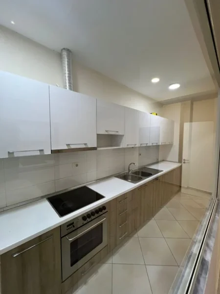 Tirane, jepet me qera apartament 1+1 Kati 1, 65 m² 400 € (Fresku)