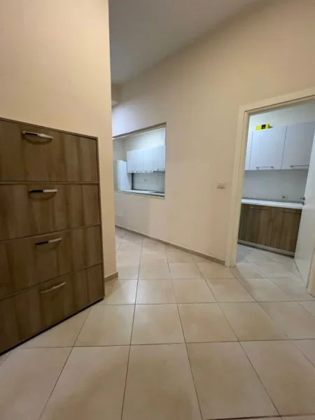 Tirane, jepet me qera apartament 1+1 Kati 1, 65 m² 400 € (Fresku)