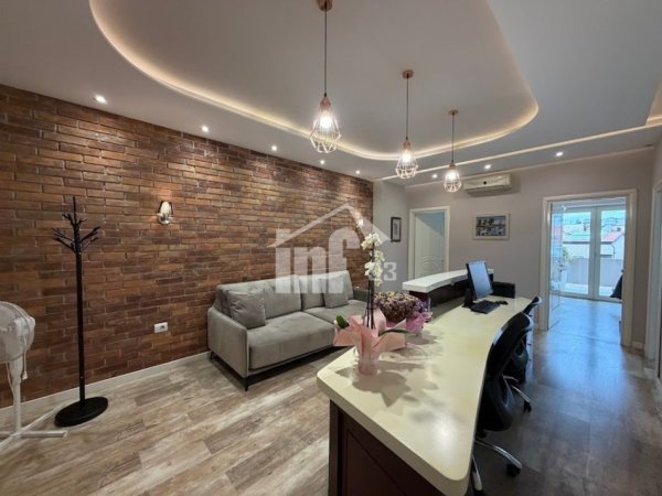 Tirane, jepet me qera ambjent biznesi Kati 4, 92 m² 950 € (RRUGA E “BARRIKADAVE”, PRANË GJIMNAZIT “SAMI FRASHËRI”)