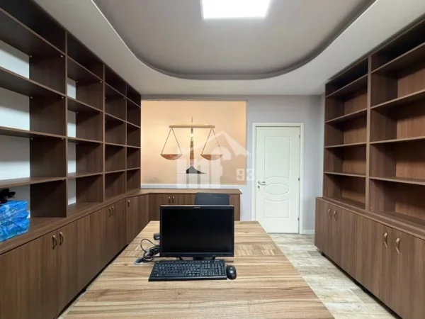 Tirane, jepet me qera ambjent biznesi Kati 4, 92 m² 950 € (RRUGA E “BARRIKADAVE”, PRANË GJIMNAZIT “SAMI FRASHËRI”)