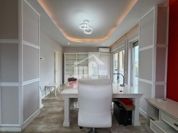 Tirane, jepet me qera ambjent biznesi Kati 4, 92 m² 1.000 € (RRUGA E “BARRIKADAVE”, PRANË GJIMNAZIT “SAMI FRASHËRI”)