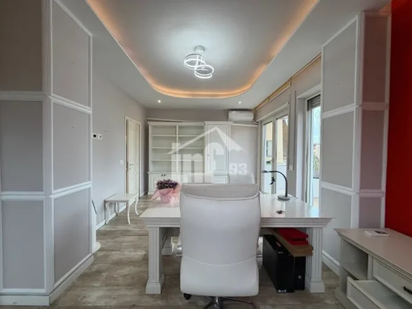 Tirane, jepet me qera ambjent biznesi Kati 4, 92 m² 950 € (RRUGA E “BARRIKADAVE”, PRANË GJIMNAZIT “SAMI FRASHËRI”)