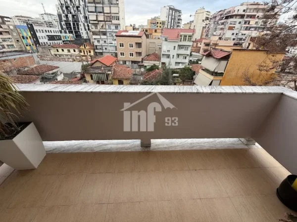 Tirane, jepet me qera ambjent biznesi Kati 4, 92 m² 950 € (RRUGA E “BARRIKADAVE”, PRANË GJIMNAZIT “SAMI FRASHËRI”)