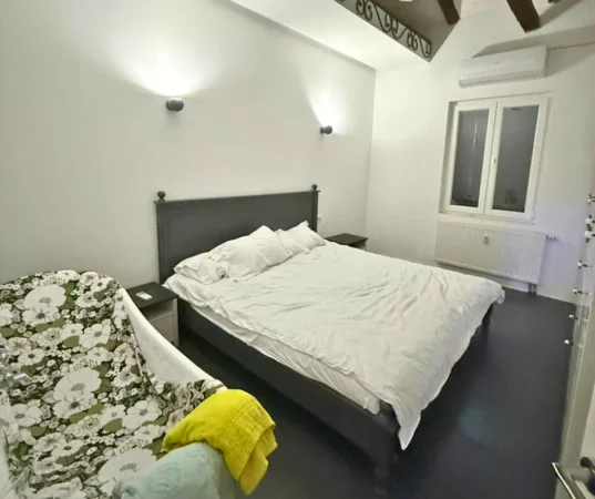 Tirane, jepet me qera shtepi 2+1 Kati 0, 160 m² 1.300 € (Gjimnazi Petro Nini)