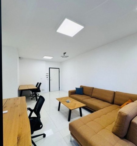 Tirane, jepet me qera zyre Kati 0, 75 m² 900 € (RRUGA E KAVAJES)