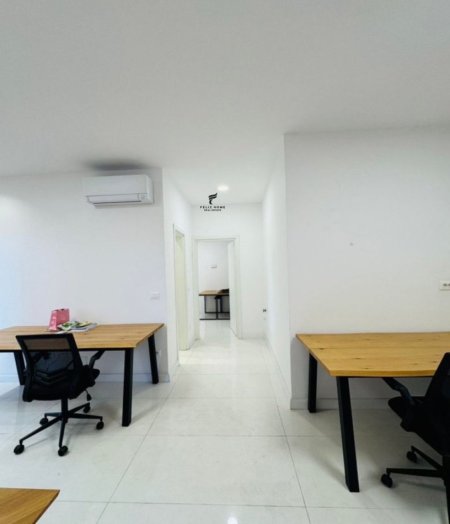 Tirane, jepet me qera zyre Kati 0, 75 m² 900 € (RRUGA E KAVAJES)