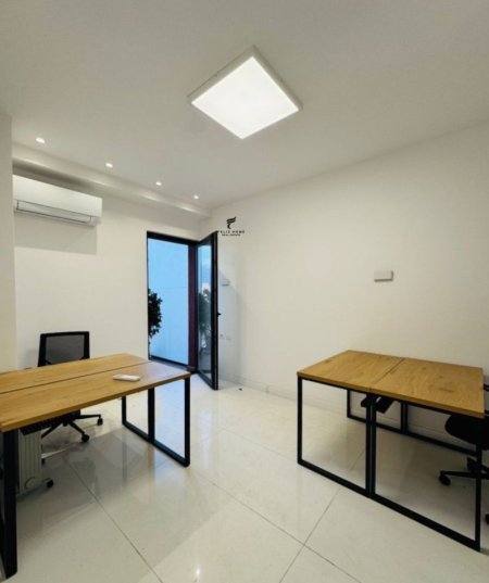 Tirane, jepet me qera zyre Kati 0, 75 m² 900 € (RRUGA E KAVAJES)