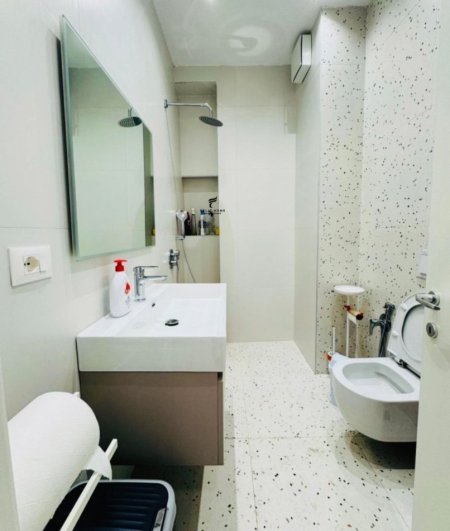 Tirane, jepet me qera zyre Kati 0, 75 m² 900 € (RRUGA E KAVAJES)