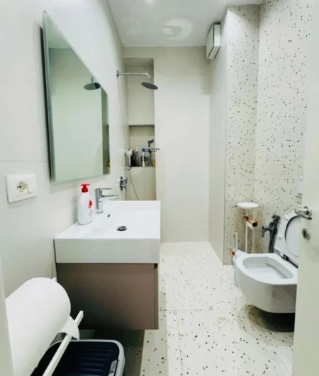 Tirane, jepet me qera zyre Kati 0, 75 m² 900 € (RRUGA E KAVAJES)