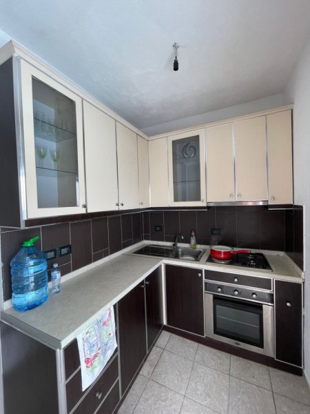 Tirane, jepet me qera apartament 1+1+Ballkon Kati 9, 75 m² 400 € (Astir)