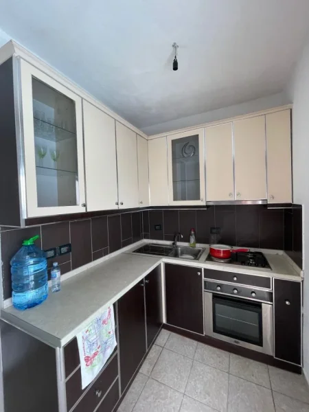 Tirane, jepet me qera apartament 1+1+Ballkon Kati 9, 75 m² 400 € (Astir)