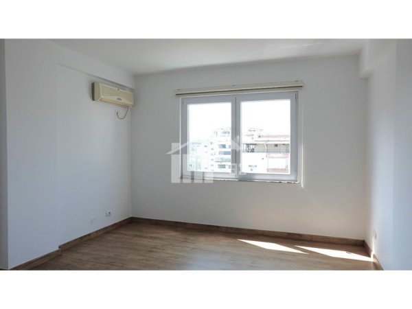 Tirane, jepet me qera apartament 2+1+Ballkon Kati 9, 106 m² 1.200 € (NË QENDER TË ZONES SË BLLOKUT)