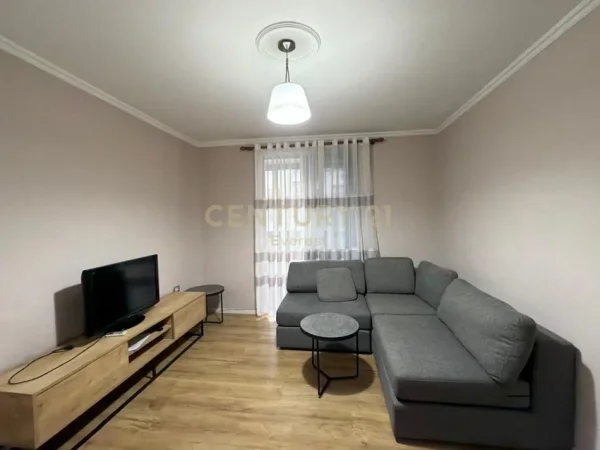 Tirane, jepet me qera apartament 1+1 Kati 1, 76 m² 550 € 