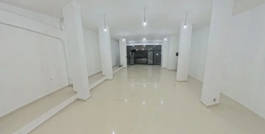 Tirane, jepet me qera dyqan Kati 0, 130 m² 1.300 € (MEDRESEJA)