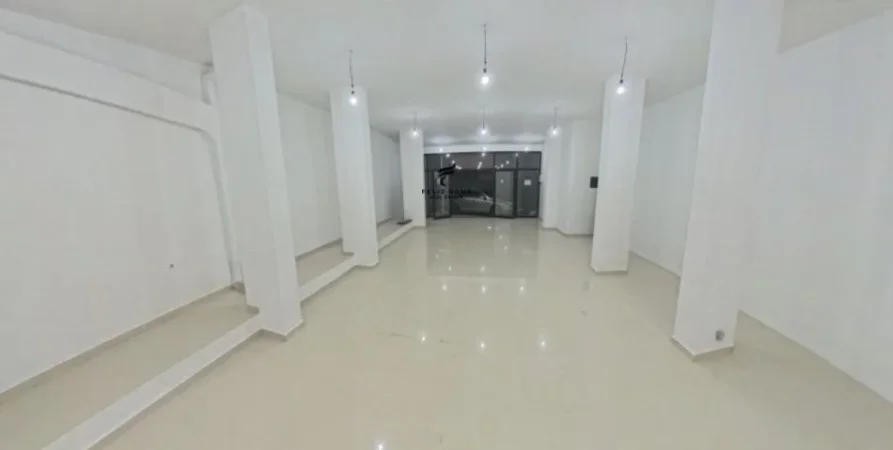 Tirane, jepet me qera dyqan Kati 0, 130 m² 1.300 € (MEDRESEJA)