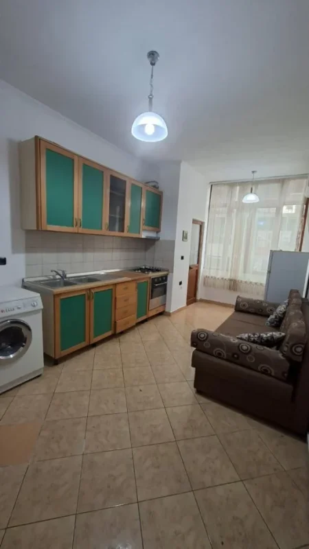 Tirane, jepet me qera apartament 1+1+Ballkon Kati 2, 60 m² 380 € (Rruga 5 maji)