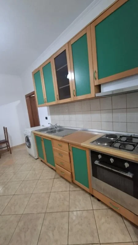 Tirane, jepet me qera apartament 1+1+Ballkon Kati 2, 60 m² 380 € (Rruga 5 maji)