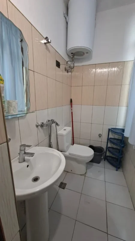 Tirane, jepet me qera apartament 1+1+Ballkon Kati 2, 60 m² 380 € (Rruga 5 maji)