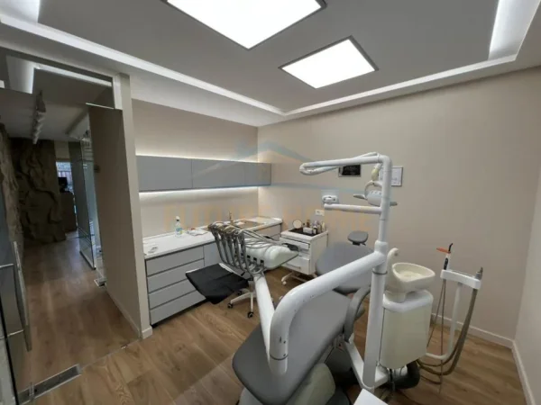 Tirane, jepet me qera ambjent biznesi Kati 1, 55 m² 1.500 € (Rruga Irfan Tomini)