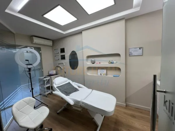 Tirane, jepet me qera ambjent biznesi Kati 1, 55 m² 1.500 € (Rruga Irfan Tomini)