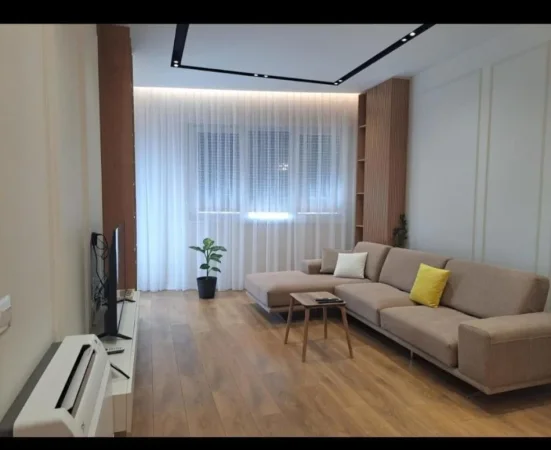 Tirane, jepet me qera apartament 1+1 Kati 2, 65 m² 550 € (KINOSTUDIO)