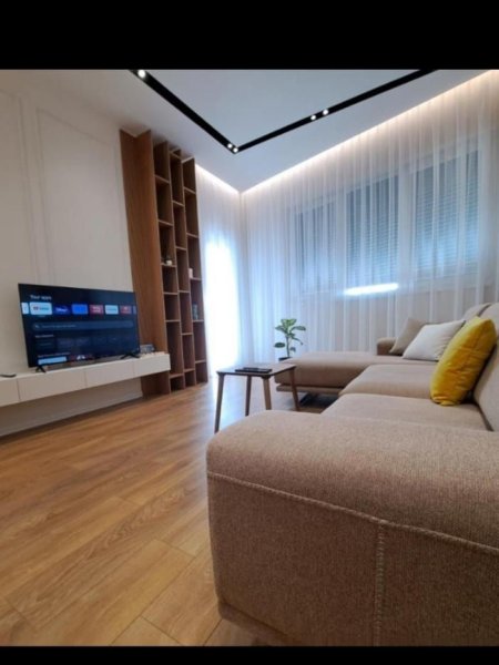 Tirane, jepet me qera apartament 1+1 Kati 2, 65 m² 550 € (KINOSTUDIO)