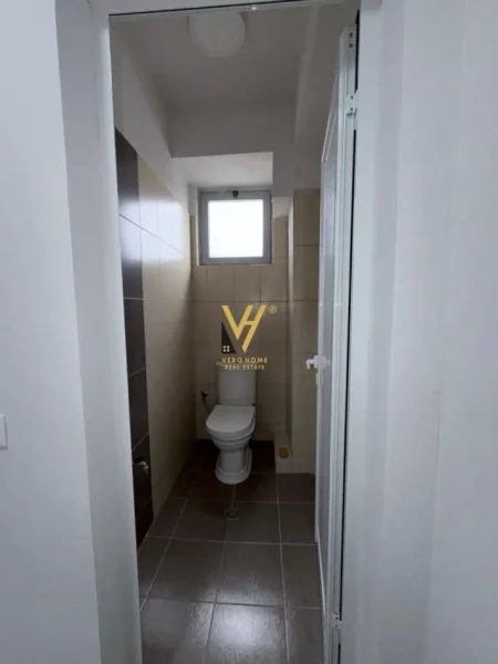 Tirane, jepet me qera kapanon Kati 0, 720 m² 720 € (VAQARR)