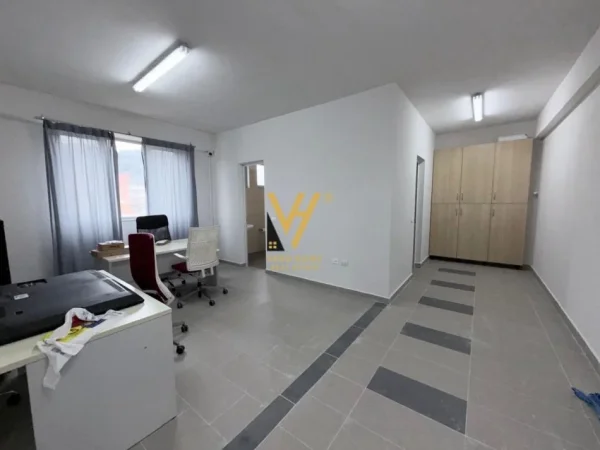 Tirane, jepet me qera kapanon Kati 0, 720 m² 720 € (VAQARR)