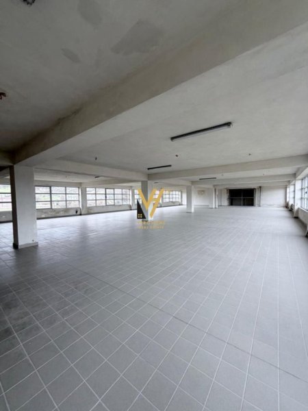 Tirane, jepet me qera kapanon Kati 0, 720 m² 720 € (VAQARR)