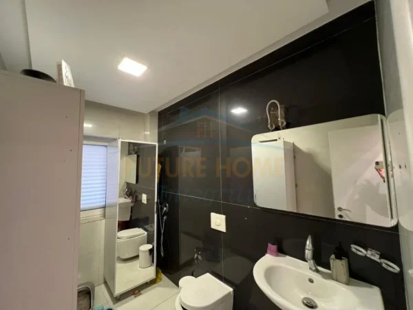 Tirane, jepet me qera ambjent biznesi Kati 1, 54 m² 1.250 € (Rruga Irfan Tomini)