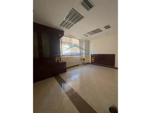 Tirane, shitet apartament 3+1+Ballkon Kati 1, 137 m² 240.000 € (MINE PEZA)