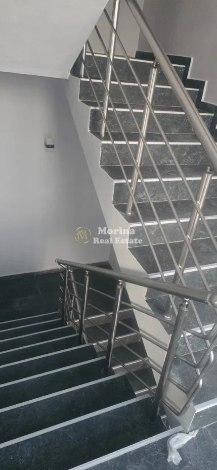 Tirane, jepet me qera ambjent biznesi Kati 2, 120 m² 800 € (Baldushk)