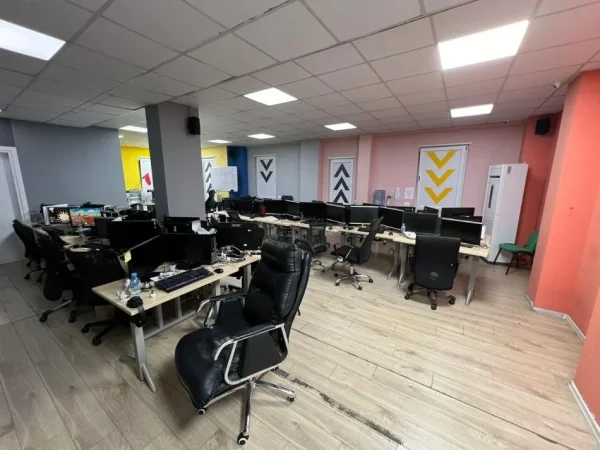 Tirane, jepet me qera zyre Kati 0, 515 m² 6.000 € (RRUGA E DIBRES)