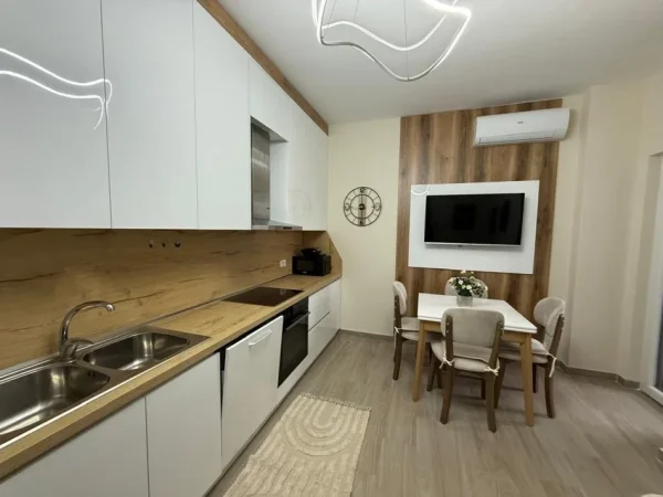 Tirane, jepet me qera apartament 2+1 , 80 m² 650 € (Xhamlliku)